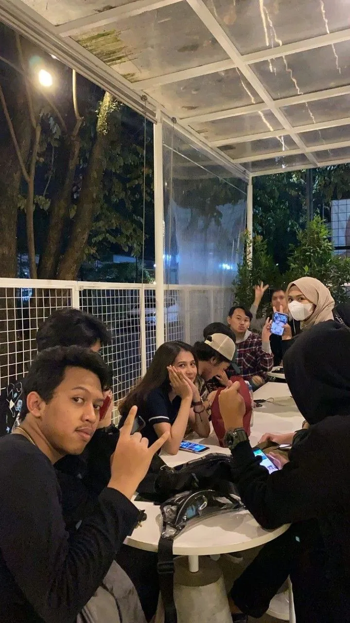 Kumpulan Foto Nongkrong di Cafe Paling Bagus dan Terlengkap 29 Foto Nongkrong di Cafe