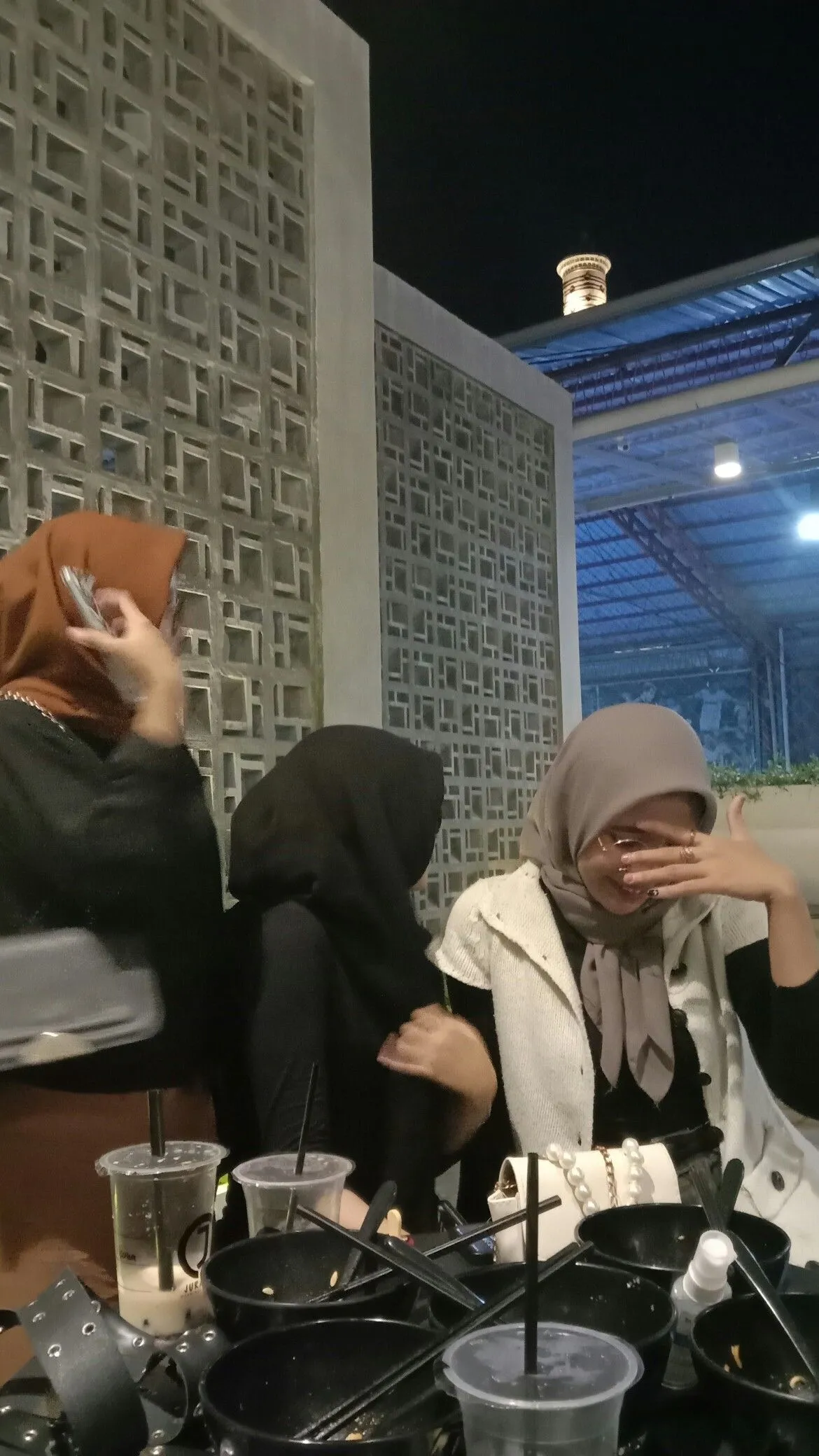 Kumpulan Foto Nongkrong di Cafe Paling Bagus dan Terlengkap 30 Foto Nongkrong di Cafe