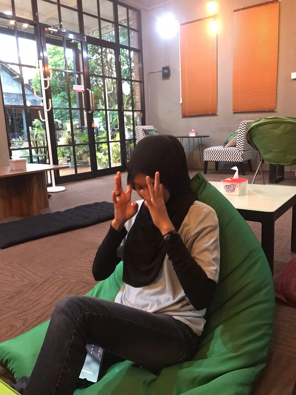 Kumpulan Foto Nongkrong di Cafe Paling Bagus dan Terlengkap 8 Foto Nongkrong di Cafe