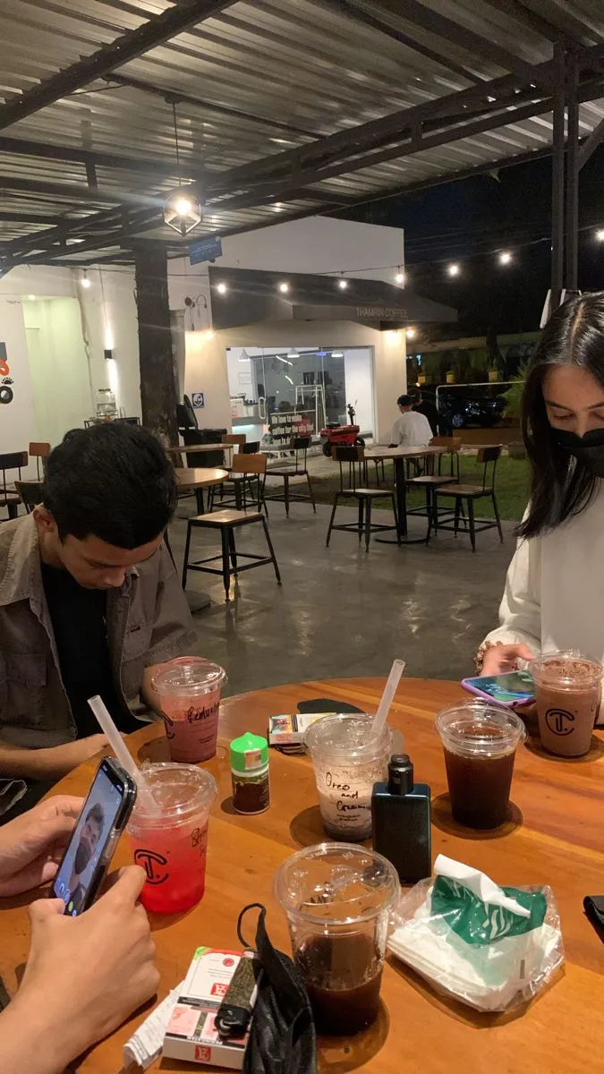 Kumpulan Foto Nongkrong di Cafe Paling Bagus dan Terlengkap 10 Foto Nongkrong di Cafe