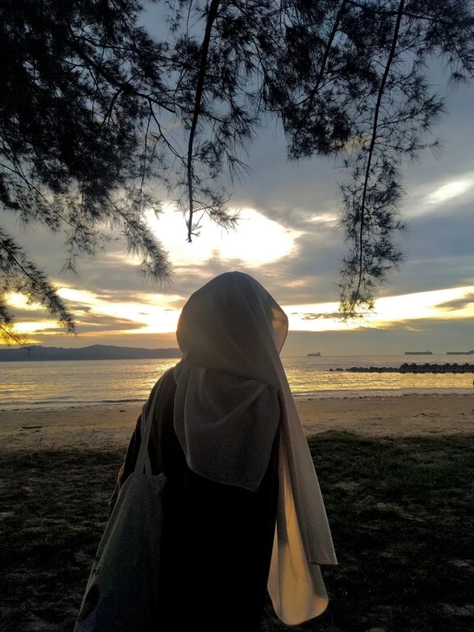 Kumpulan Gambar Wanita Berhijab Dari Belakang Galau Terbagus 18 Gambar Wanita Berhijab Dari Belakang Galau